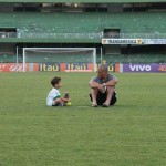 Após a partida, Alex sentou no meio do gramado do Couto Pereira junto com seu filho, Felipe. Foto: Divulgação/Site Oficial do Coritiba