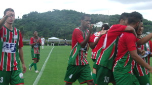Jogadores do Pato celebrando o gol que abriu o marcador Foto: Gabriel Sawaf/Redação em Campo