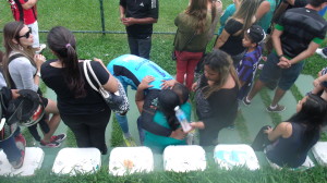 O alívio de Jackson ao abraçar sua mãe. Foto: Gabriel Sawaf/Redação em Campo