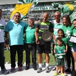 Alex recebe homenagem antes do início da partida. A partir de agora, o lugar do camisa 10 será na arquibancada. Foto: Site oficial Coritiba