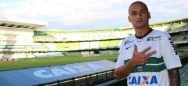 Coritiba apresenta atacante Wellington Paulista