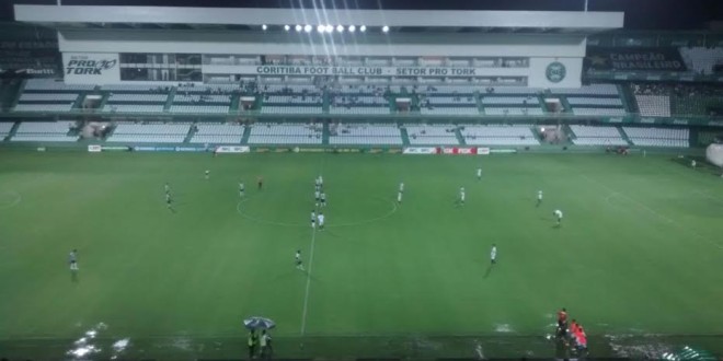 Com gramado do Couto Pereira encharcado, Coritiba vira e vence o Maringá