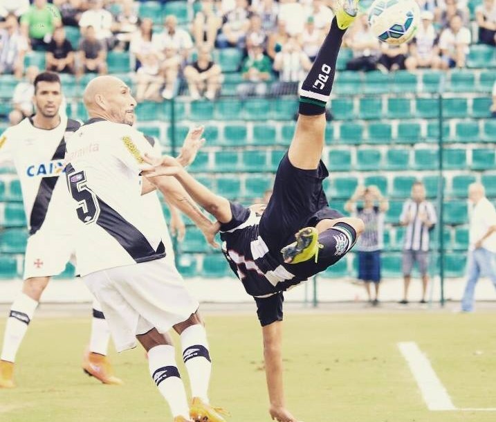 Clayton tentou uma linda bicicleta, mas o goleiro defendeu. Ataque tentou, mas o zero não saiu do plcar. Foto: Instagram oficial Figueirense