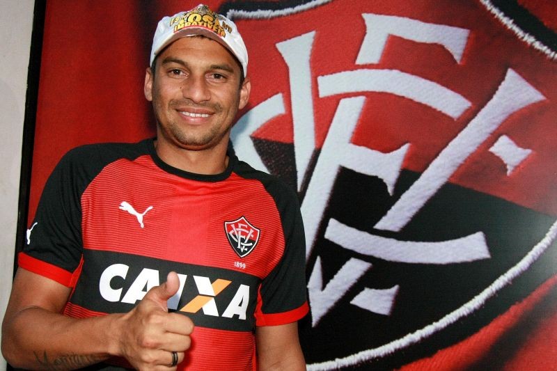 O atacante Neto Baiano participou de 15 jogos e marcou seis gols, defendendo o Vitória. Foto: Divulgação/Site Oficial do Vitória.