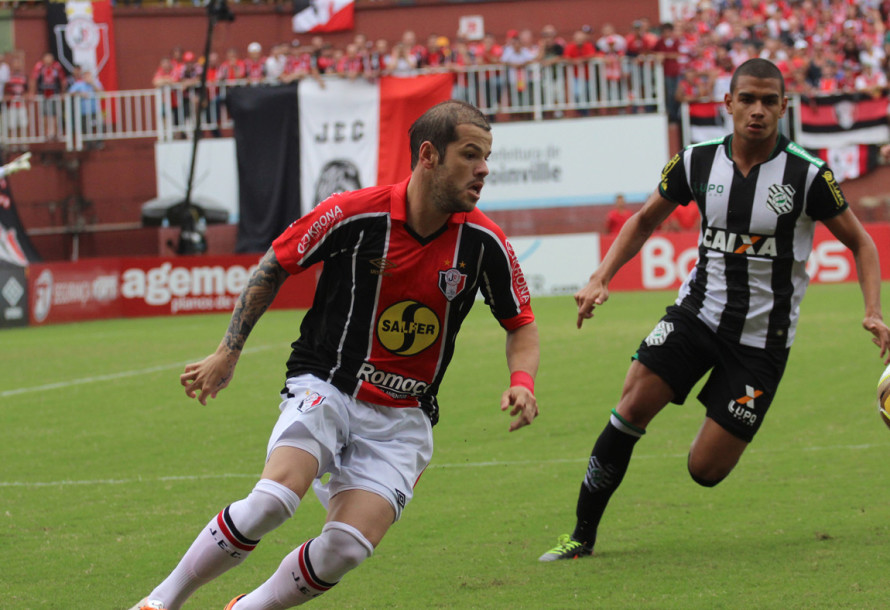 Tiago Luis, revelado pelo Santos FC, atuou em campo ao lado do atacante Neymar Jr. e do meia Ganso. Foto: Divulgação