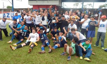 Atletas e comissão técnica comemoram acesso inédito. Foto: Site oficial PSTC