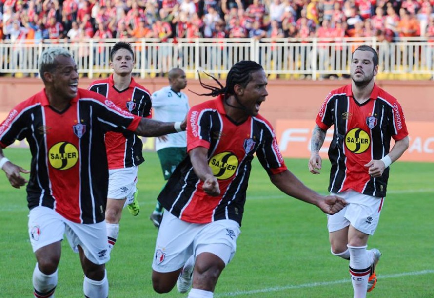 Kempes marcou duas vezes e deu a vitória para o JEC. Foto: Reprodução Facebook Joinville Esporte Clube.