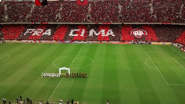 Clássico foi movimentado , tanto dentro de campo, quanto entre as torcidas. O empate foi justo no Atletiba 363. Foto: Edno Pereira Junior/ Redação em Campo