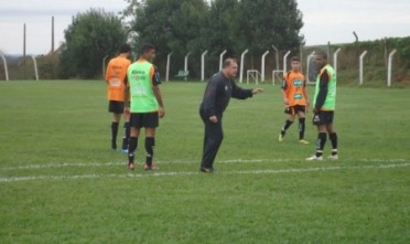 Edson Vieira comandando o Maringá, em treino no campo reduzido. Foto: Assessoria de Imprensa Maringá FC.