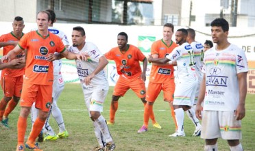 Bruscão fez a valer e força da torcida e levanta a taça. Foto: Site oficial Camboriú