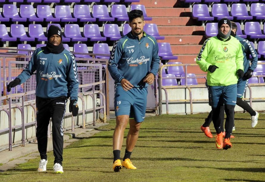 Túlio de Melo, ao centro, em treino no Valladolid. Foto Ricardo Otazo/El Norte de Castilla