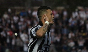 O atacante Rossi (foto) foi o nome do jogo com dois gols marcados e assistência para o terceiro. Foto: Facebook oficial do Operário.