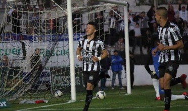 Rossi à esquerda, autor de dois gols na última partida e um dos artilheiros da equipe, juntamente com Julinho, autor de um gol pelo Operário. Foto: Gustavo Dornelles/Assessoria de Comunicação.