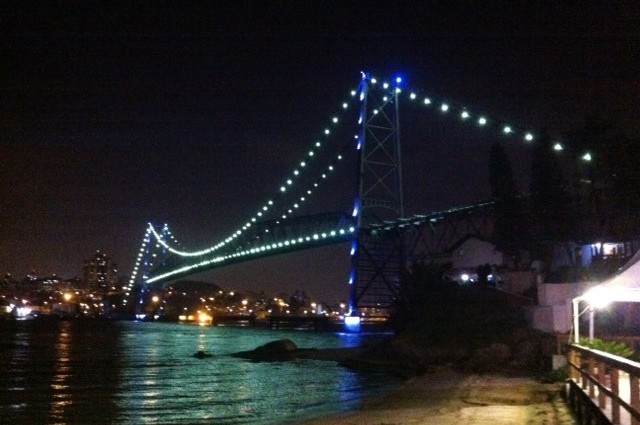 Em outros anos a capital catarinense iluminou seus pontos turísticos com a cor azul. Foto: Felipe Cordeiro