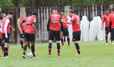Guti, Anselmo e Diego estão pendurados com dois cartões amarelo. Foto: JC Fornér/JEC