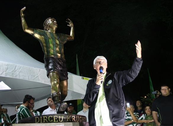 A pose imortalizada na estátua foi obra do artista Edgar Duvivier. Foto: Coritiba Oficial