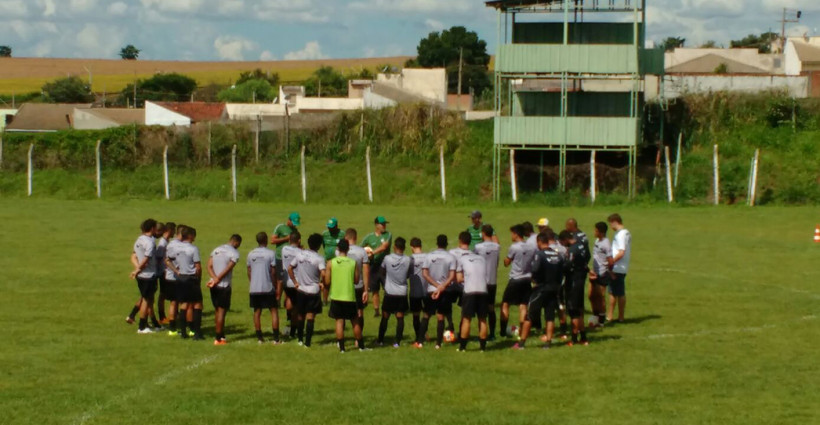 Maringá treinou no campo 01 do CT Vale da Zebra em busca de ajustes. Foto: Tiago Valenciano/Redação em Campo.