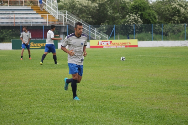Adriel deve substituir o suspenso Ernesto.. Foto: Luciano Smanioto/Guarani Oficial.