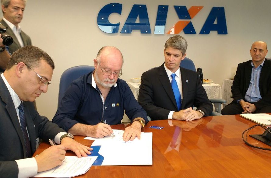 Francisco José Battistotti assinou o vinculo entre o clube e a empresa. Foto: Alceu Atherino/Avaí F.C.